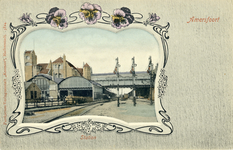 13096 Gezicht op de rechtergevel met overkapte perrons en loopbrug van het station te Amersfoort uit het ...